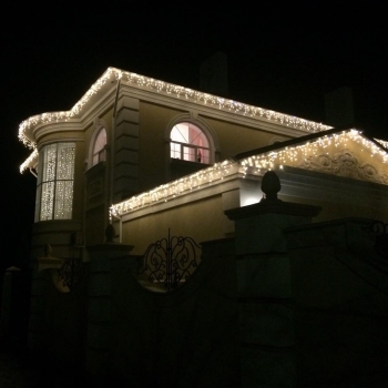 Украсим фасад вашего дома новогодними гирляндами