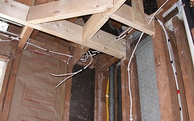 Как проложить проводку в деревянном здании