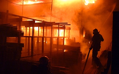 Под Великим Новгородом горит склад пиломатериалов