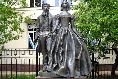 Памятник Пушкину и его жене