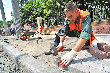 В текущем году асфальт на плитку заменили на 89 объектах столицы