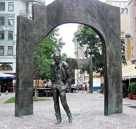 Памятник поэту Булату Окуджаве