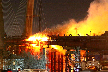 Горевший во Владивостоке мост достроят к установленному сроку