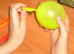 Елочные игрушки из шариков и ниток