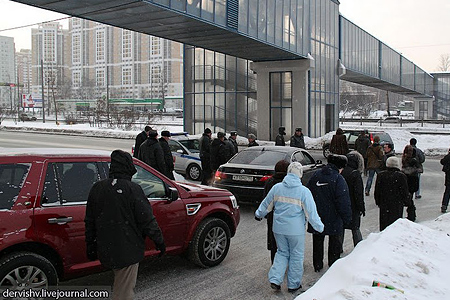 Скандальный гараж на Рублевке достроят до конца 2013 года