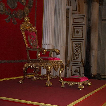 Большой императорский трон в Георгиевском зале