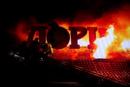 Сотрудники МЧС РФ по Красноярскому краю пытаются потушить пожар в магазине игрушек