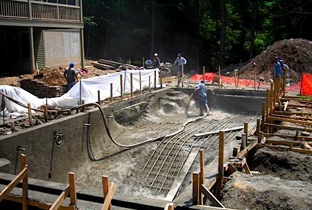 Отливка бетонных стен чаши бассейна