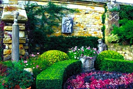 Итальянский сад с античными скульптурами и патио