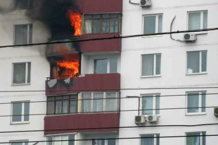 Двоих детей спасли пожарные во время тушения возгорания в высотном доме