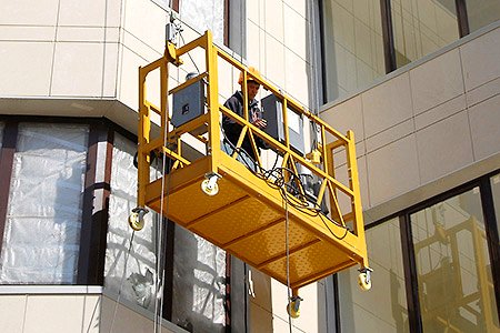 Во Владивостоке один рабочий погиб и двое пострадали при падении строительной люльки