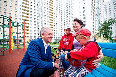 Мэр Москвы посетил благоустроенные дворовые территории в ЮЗАО столицы