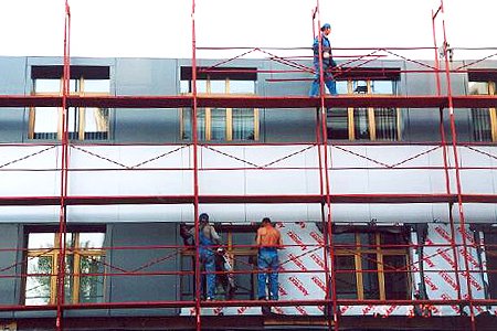 На востоке Москвы рабочий сорвался со строительных лесов на высоте 5 этажа