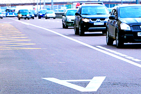 В Москве «закрасят» выделенные полосы на дорогах