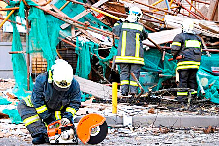 На востоке столицы обрушились строительные леса. Есть пострадавшие