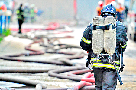 В Ленобласти горит здание завода керамической плитки