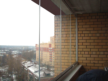 Холодное остекление балкона: обзор популярных систем